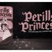 Muntatge fotogràfic amb la portada de Perills i princeses, de color blanc, negre i rosa, com la resta del llibre, on hi apareixen tres princeses aventureres que avancen pel que sembla un catau entre un espiral de flocs de cabell, com si fos la cua de la Rapunzel. Acompanya la portada un cartell de color rosa i blanc que diu "Perills i princeses: aventures de contes de fades" amb petits efectes com de pols d'estel flotant pel mig.